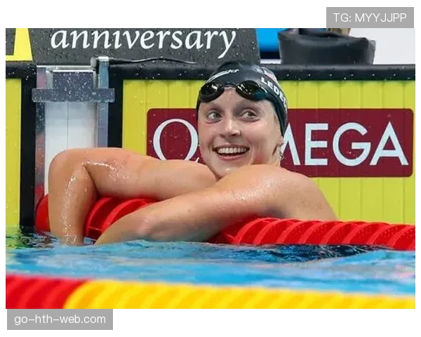 凯蒂·莱德基训练完吃掉一整只烤鸡，教练说她每天喝的蛋白粉够开健身房