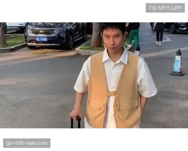 杨舒予球场像打仗，街拍像把商场搬回家，我连钱包都不好意思亮了